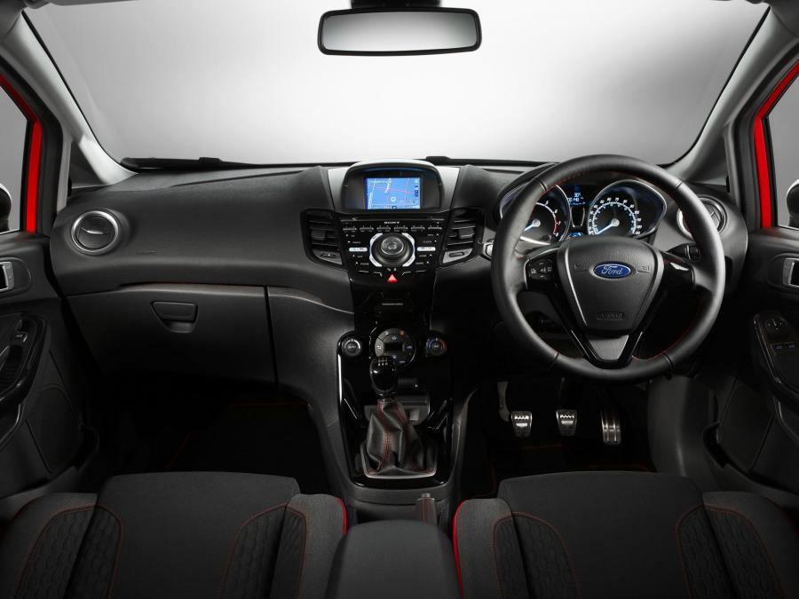 Торпедо Ford Fiesta Zetec S Red 2014 года  (UK) (фото 9 из 26)